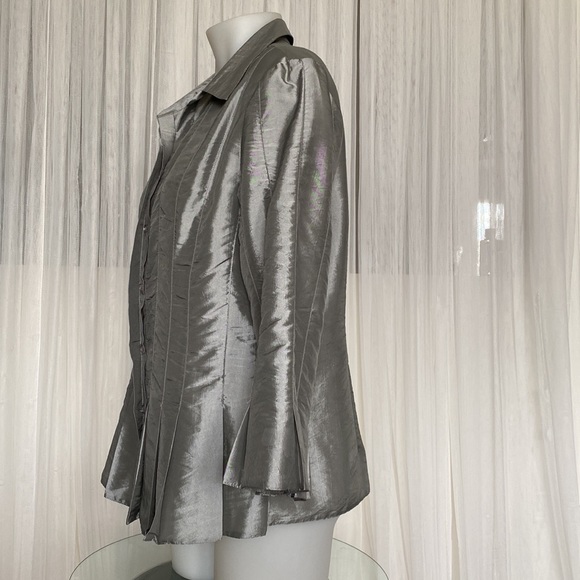 Vintage “Piano” metallic silver button down, 3/4 length sleeves, fitted, pleats - Picture 6 of 14